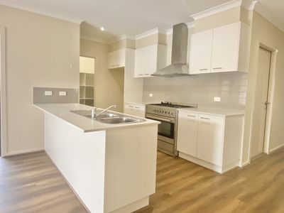 28 Miniata Way, Manor Lakes