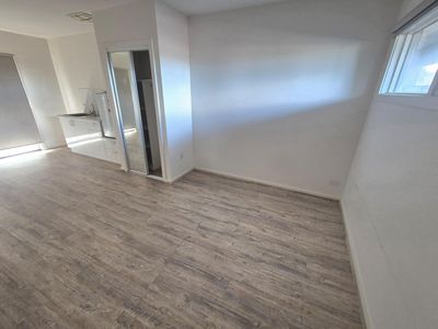 Room 9 / 98 Commercial Road , Footscray