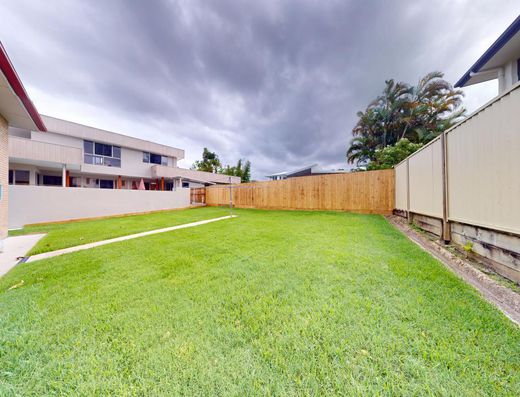Refurbished Myles St Family Home image 16