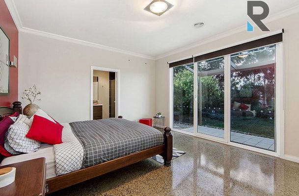 8 The Dress Circle, Oaklands Junction