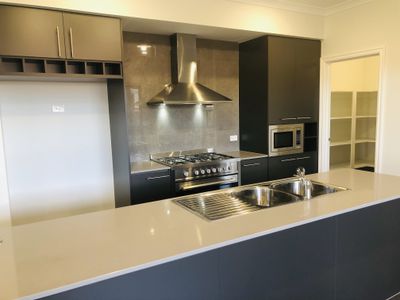 10 Amaretto Circuit, Manor Lakes