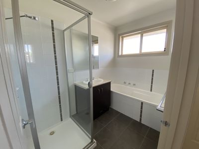 32 Kerford Crescent, Point Cook
