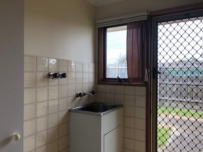 Flat 2 / 75 Huntingfield Drive, Hoppers Crossing