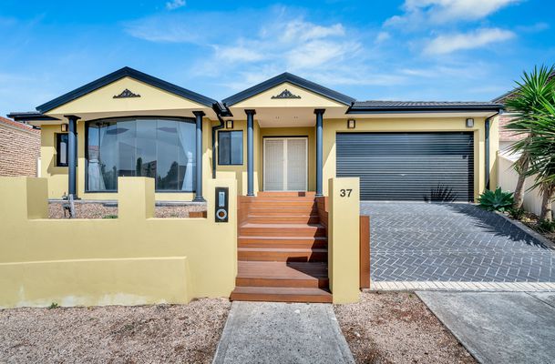 37 Tiffany Crescent, Roxburgh Park