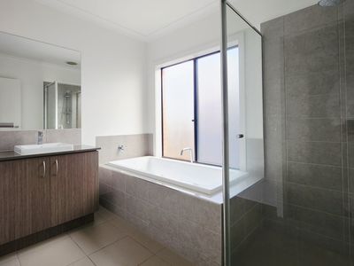 95 Holyoake Parade, Manor Lakes