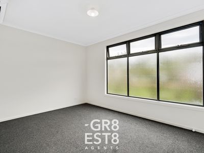 2 / 18 Bayview Rd, Officer