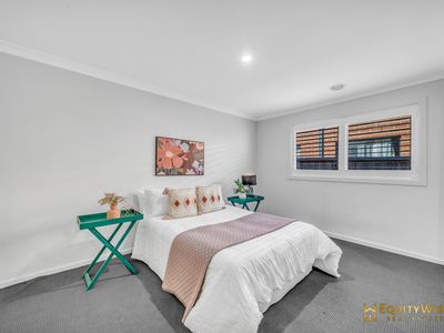 24 Dutch Avenue, Manor Lakes