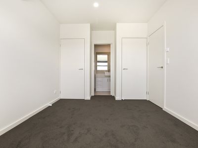 2/5 Bristol Road, Pascoe Vale
