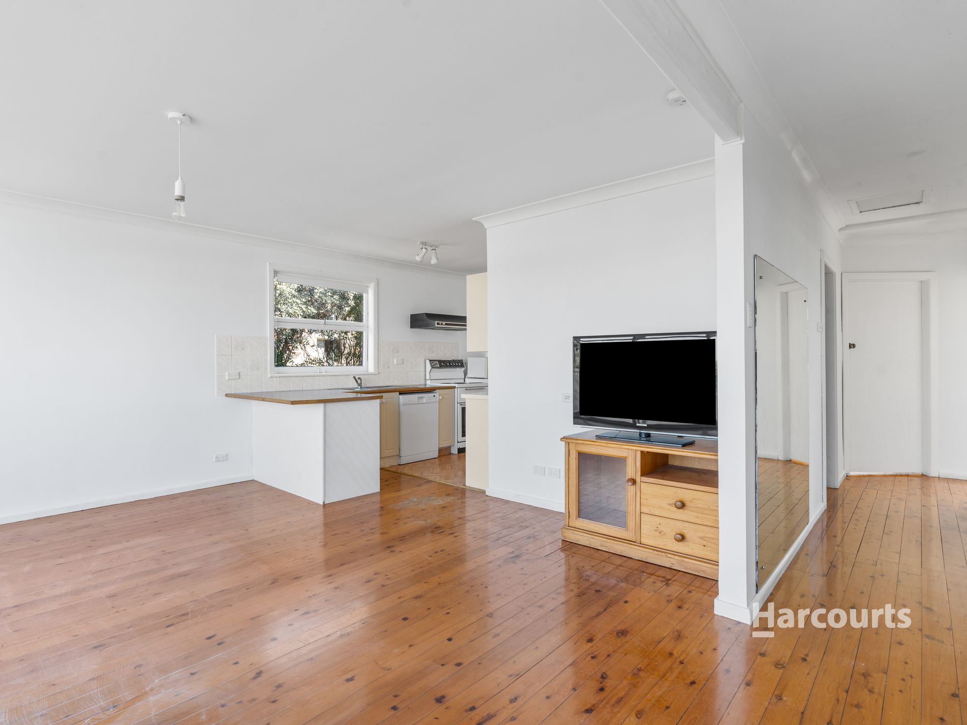 56 Sunset Strip, Manyana