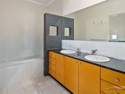 6 Robinson Ave, Perth