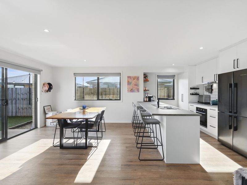 2 / 10 Curtain Court, Brighton