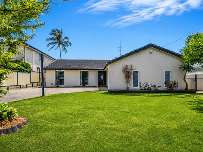 11 Ensenada Ct, Broadbeach Waters