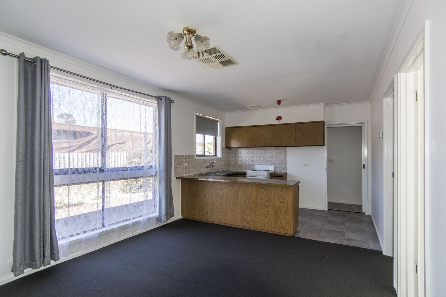 1 / 15 Schwarz Avenue, Horsham