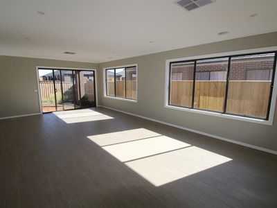 11 Honeycomb Avenue, Manor Lakes
