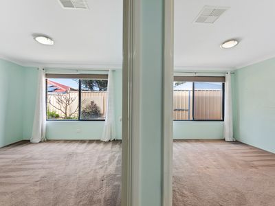 8 Marra Way, South Lake