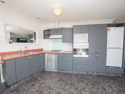 83 Easther Crescent, Kew