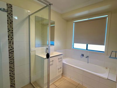 1 / 13 Glenwoods Dr, Glenvale