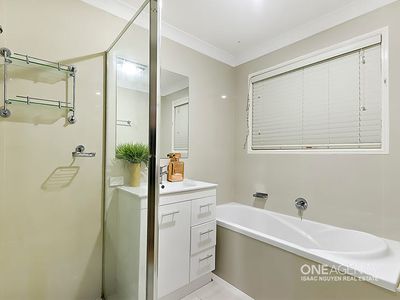 20 Glasshouse Cr, Forest Lake