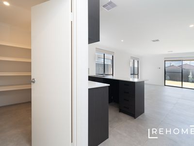 27 Meander Way, Treeby