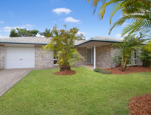 SPACIOUS HOME WITH PARK RESERVE BACKDROP image 19