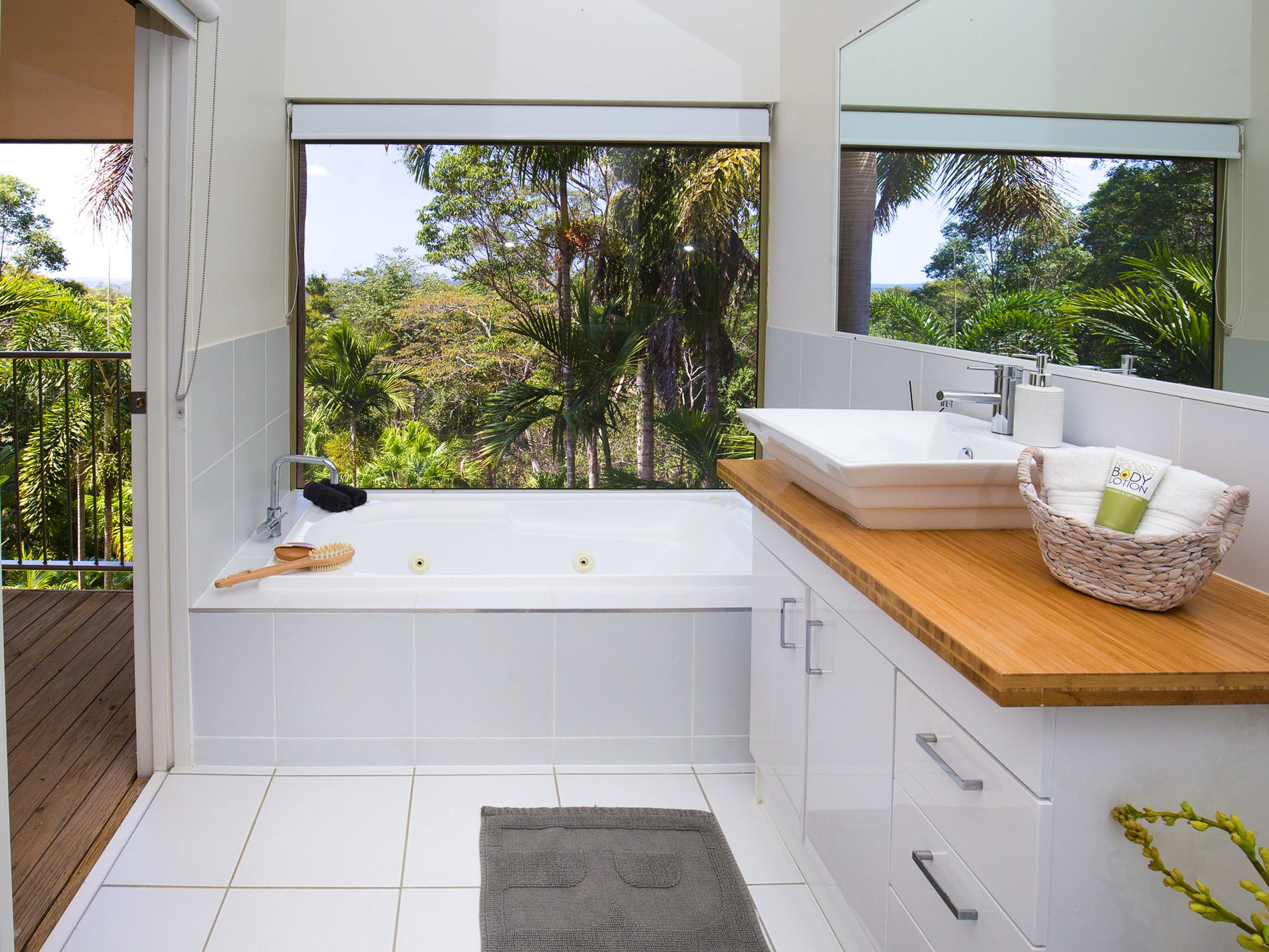 9 Hinterland Cl, Tinbeerwah