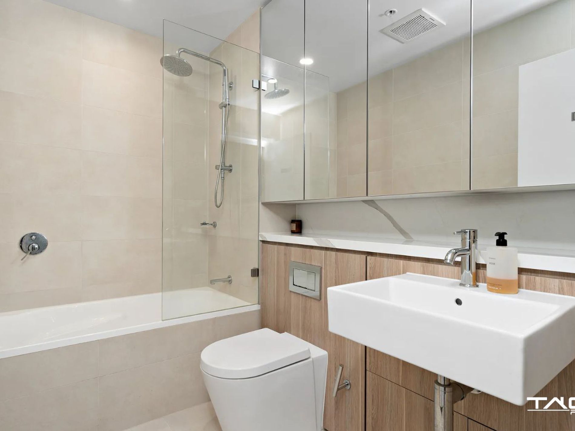 142 / 9 Maple Tree Road, Westmead
