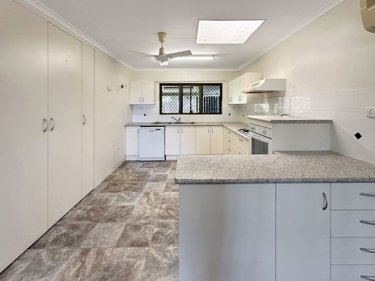 21 Crouch Avenue, Atherton