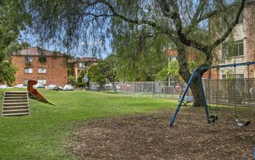 9 / 2 Gray Crescent, Eastlakes