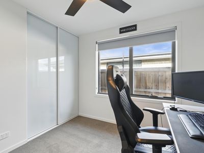 2 / 10 Curtain Court, Brighton