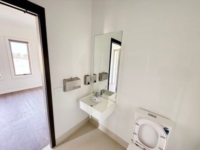 85 Plane Avenue, Mambourin