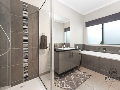 28 Yellowstone Avenue, Clyde