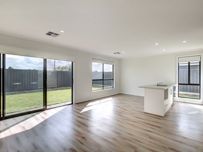 8 Johnstone Court, Evanston Gardens