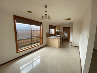 2 / 64 Songlark Crescent , Werribee