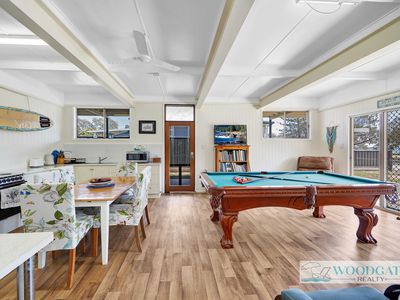 104 Esplanade, Woodgate