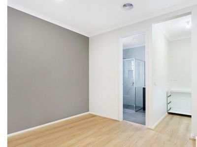 25 Winnows Street, Officer