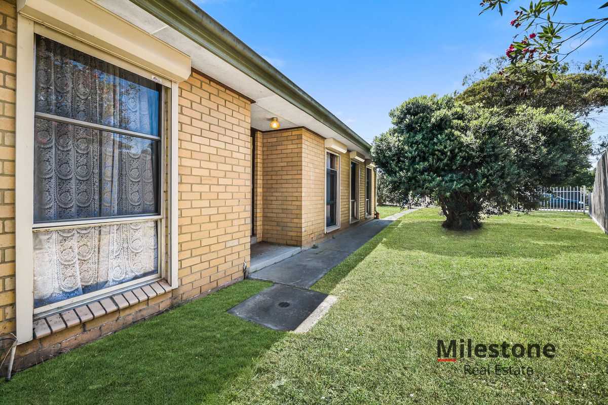 13 Fairbairn road, Cranbourne