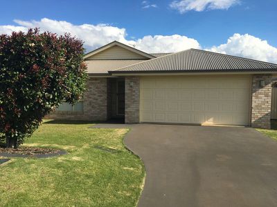 1 / 2 Yearling Close, Glenvale
