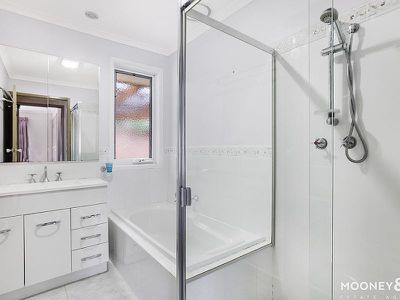 8 Cochrane Street, Cranbourne