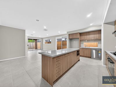 61 Sunlight Circuit, Lara