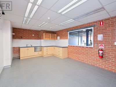 2 / 210 Barrington Street, Bibra Lake