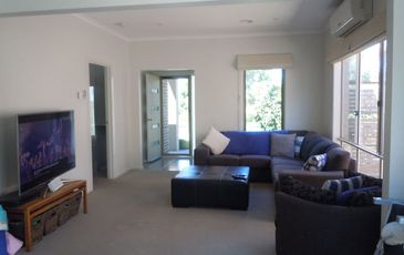 11 Manor Row, Officer