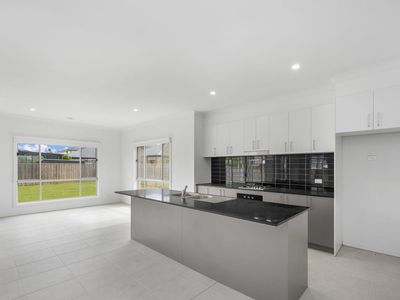 20 Lenigas Crescent, Manor Lakes