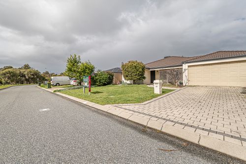 22 Mary Mackillop Glen, Queens Park
