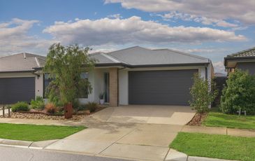 5 Golden Banksia Drive, Officer