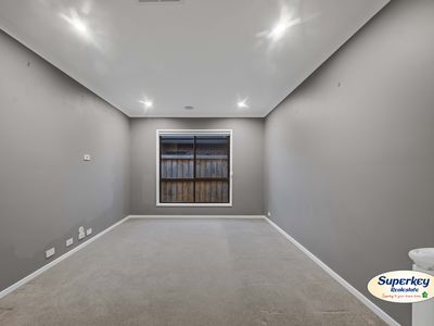 32 Chromite Circuit, Weir Views