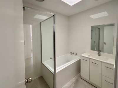 1 / 10 Templewood Crescent, Avondale Heights