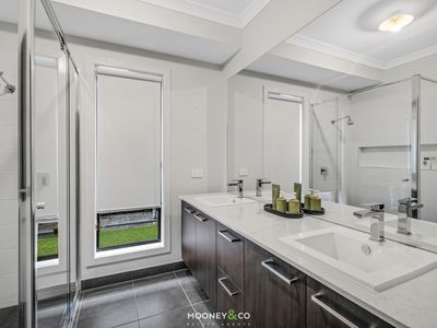 33 Scenery Drive, Clyde North