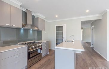 18 Peridot Avenue, Officer