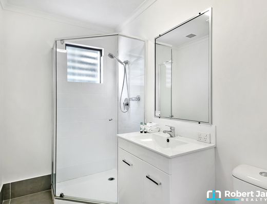 PREMIUM POSITION - DUAL KEY APARTMENT WITH VIEWS image 14
