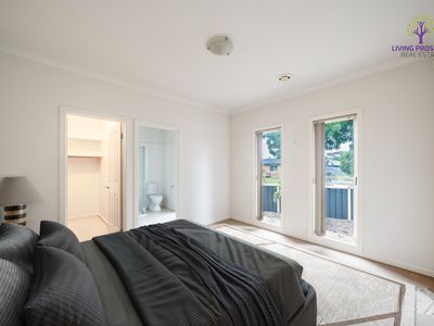 1 / 3 Buckingham Drive, Werribee